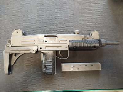 IMI Uzi semi-auto cena - widok z boku